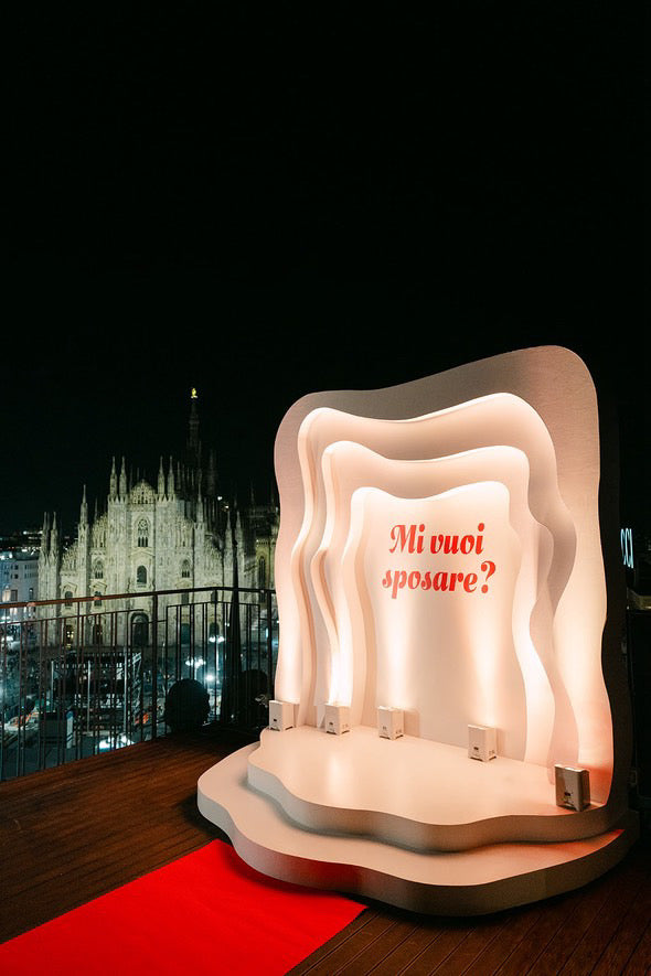 Noleggio Backdrop Ondulato con Pedana | "Amalfi"